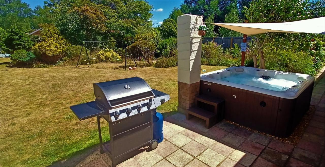 Lions Lodge: Great Location With Hot Tub Ringwood Bagian luar foto