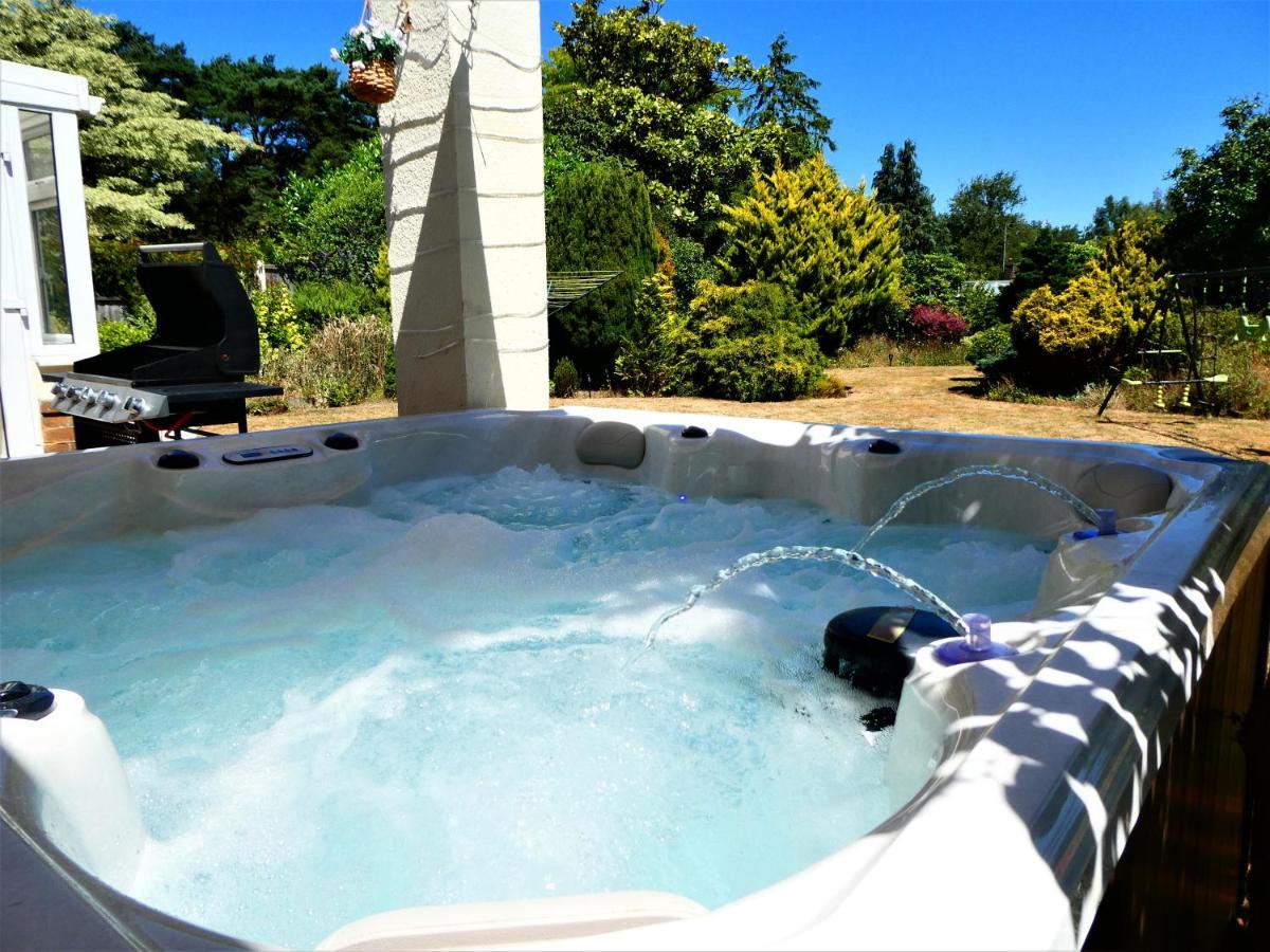 Lions Lodge: Great Location With Hot Tub Ringwood Bagian luar foto